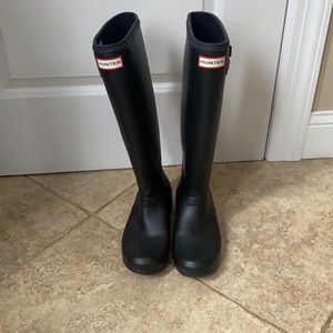 Tall Matte Black Hunter Rain boots. size 8.